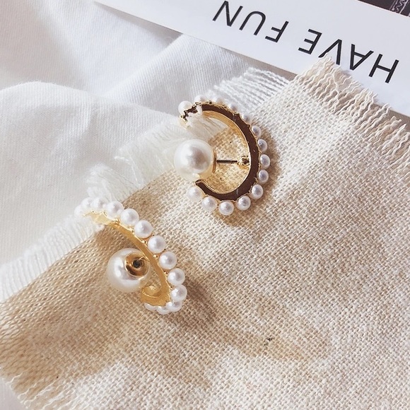 Free People Jewelry - ⚡️Gold Stud Earrings with Pearls